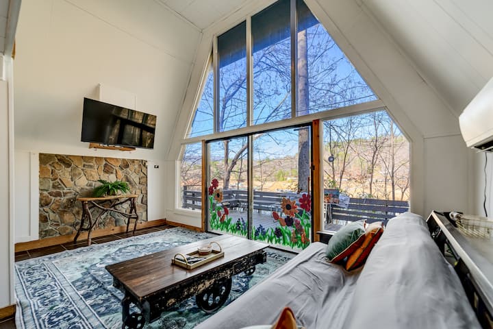 Dormeur futon queen.  Télévision connectée avec télécommande vocale. Jeux de société généralement sur la table sous le téléviseur.