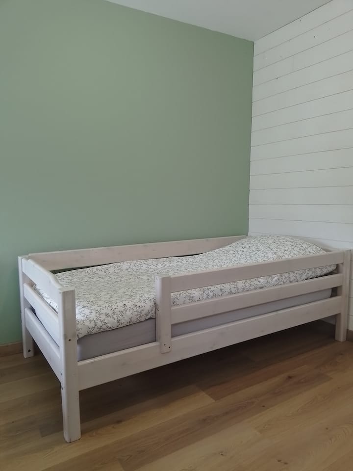 Горе, спална соба со 2 единечни кревета (90x200) и, ако е потребно, кревет со чадор и душек.