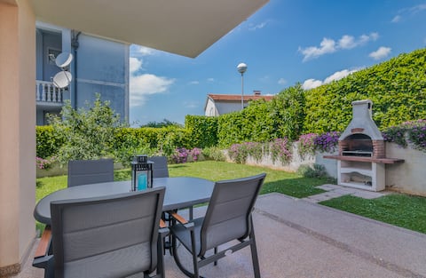 Apartmani Mile - Njivice - Garten mit Grill