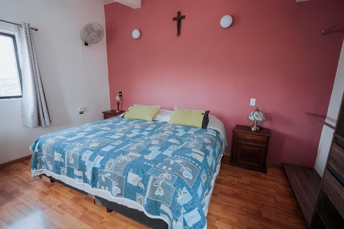 Katika chumba kikuu cha kulala, utapata kitanda cha ukubwa wa kifalme.