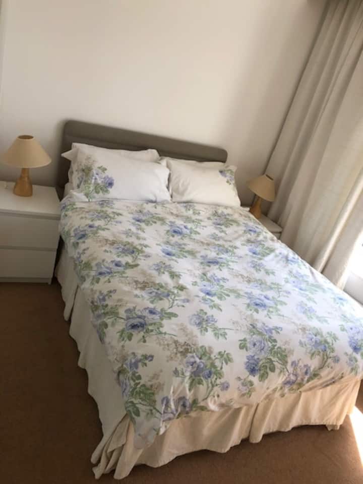 Dette er det første af de to soveværelser med dobbeltsenge på første sal (op til en trappe). Det er meget rummeligt og har tv, 3 kommoder og en stor spejlet garderobe.  Familiebadeværelset ligger ved siden af.