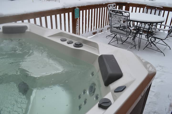 Hidden Creek Cabin - Secluded with Loft, Hot Tub and Fireplace