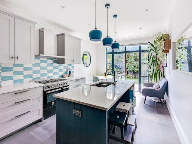 Elegant 5 bed family home w/ lush garden and views