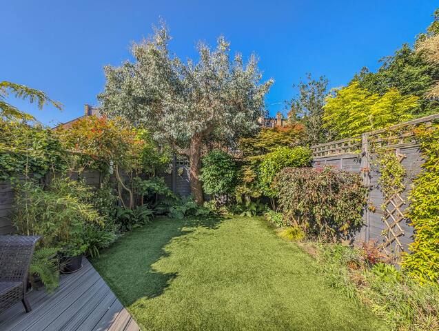 Elegant 5 bed family home w/ lush garden and views gallery image 5