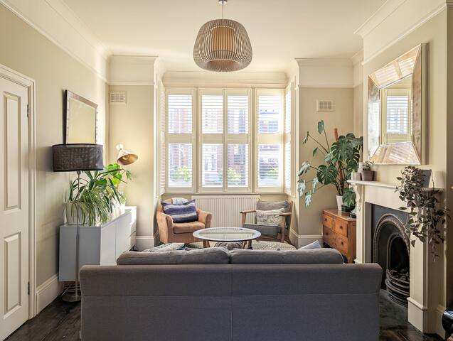 Elegant 5 bed family home w/ lush garden and views gallery image 3