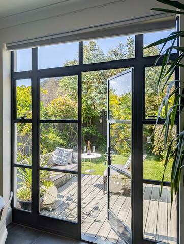 Elegant 5 bed family home w/ lush garden and views gallery image 2