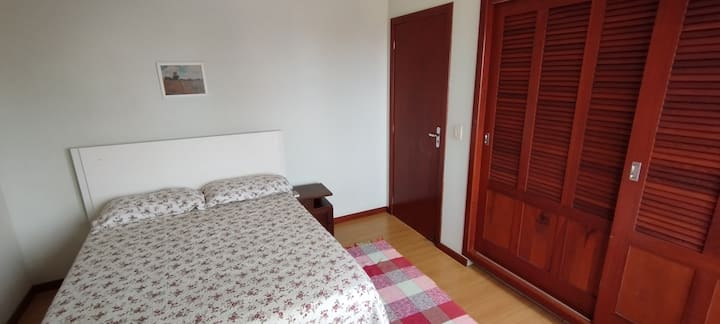 双人房，配有威尼斯窗户，可欣赏坎佩切岛的美景。 还有办公桌。 