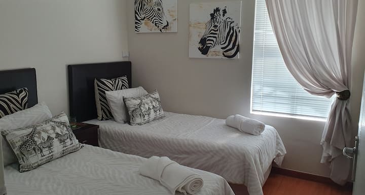 2 מיטות יחיד עם מצעים ושידה ליד המיטה עם נקודת תקע עם יציאות סלולריות לטעינה. ארונות חדר שינה גדולים עם שמיכות נוספות. 