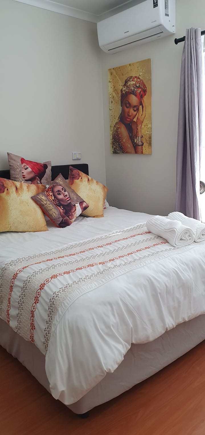 מיטת קווין סייז עם מצעים.