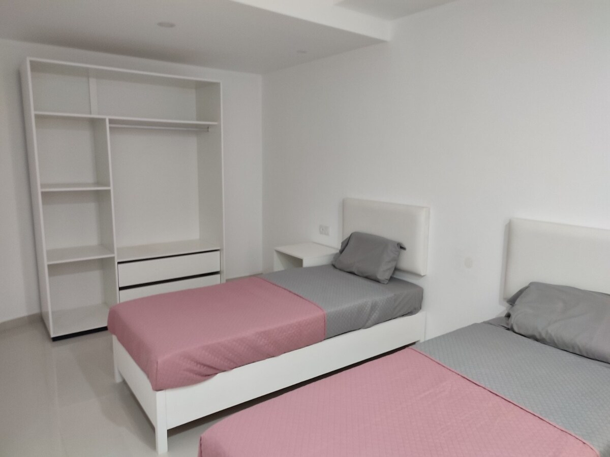 Стая с единични легла/ гардероб