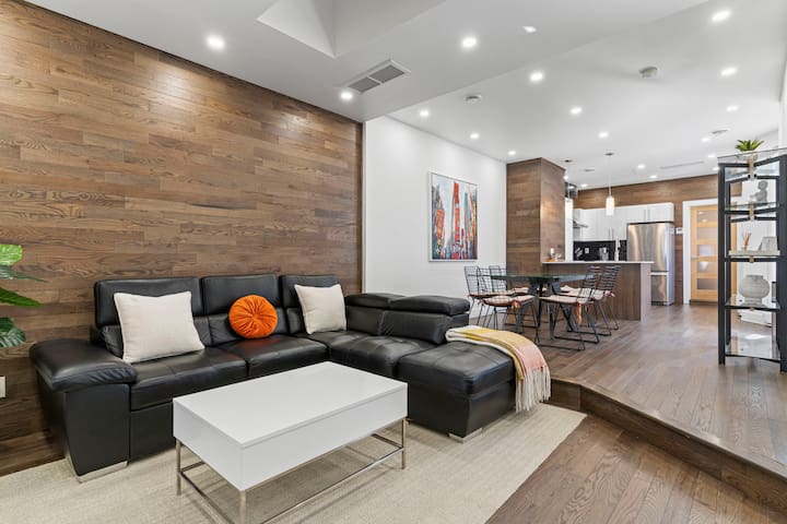 3BR Apt DT/King Bed/Indoor Parking/AC