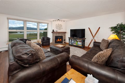 Popular Airbnb listing: FREE Ski Bus 1/2 Block Away, Best Views & Location in Frisco