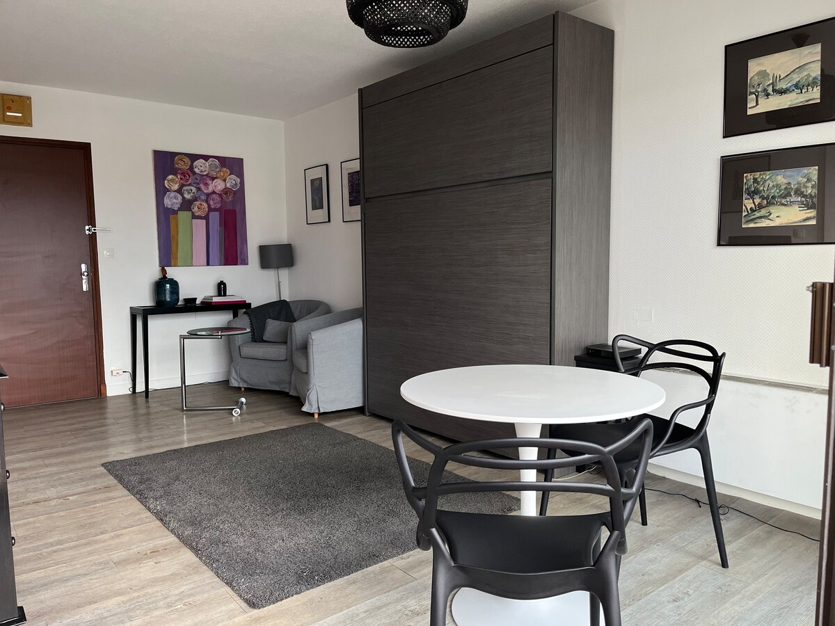 Leistungsstarkes Airbnb: Dax Studio 3* with city center terrace. in Dax