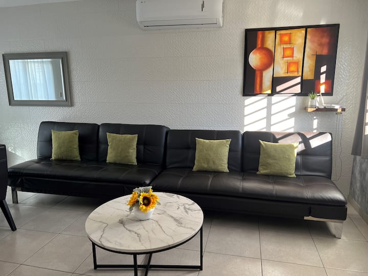 2 divane me krevate dopio për një total prej 4 personash në dhomën e ndenjjes