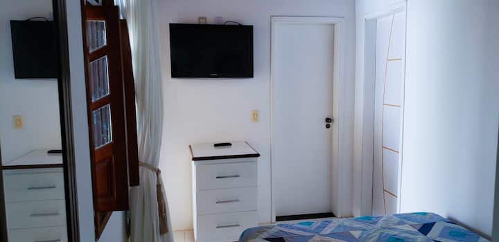 Ამერიკული ფლიგელი (სააბაზანო, რომელიც დაკავშირებულია ორ საძინებელთან), ორადგილიანი საწოლით, ტელევიზორით, კონდიციონერით, ვენტილატორითა და კომოდით. Ყველა ფანჯარა გამოუსადეგარია.