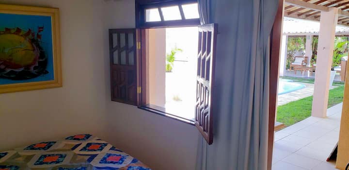 Ამერიკული ფლიგელი (სააბაზანო, რომელიც დაკავშირებულია ორ საძინებელთან), ორადგილიანი საწოლით, ტელევიზორით, კონდიციონერით, ვენტილატორით, კომოდითა და სამუშაო მაგიდით. Ყველა ფანჯარა გამოუსადეგარია.