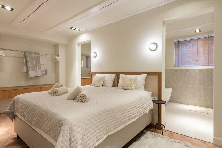 Luxurious bright 200sqm house in city centre! gallery image 2