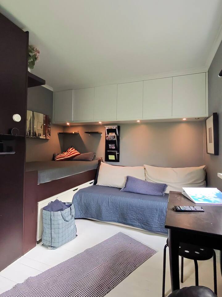 זוהי מיטה מובנית בגודל של כ-100 ס"מ ומיטה זוגית (ספה נפתחת). יש Alexa, Apple TV) וטלוויזיה, יש הרבה מקום / שורות כפולות של מגירות מתחת למיטה. 