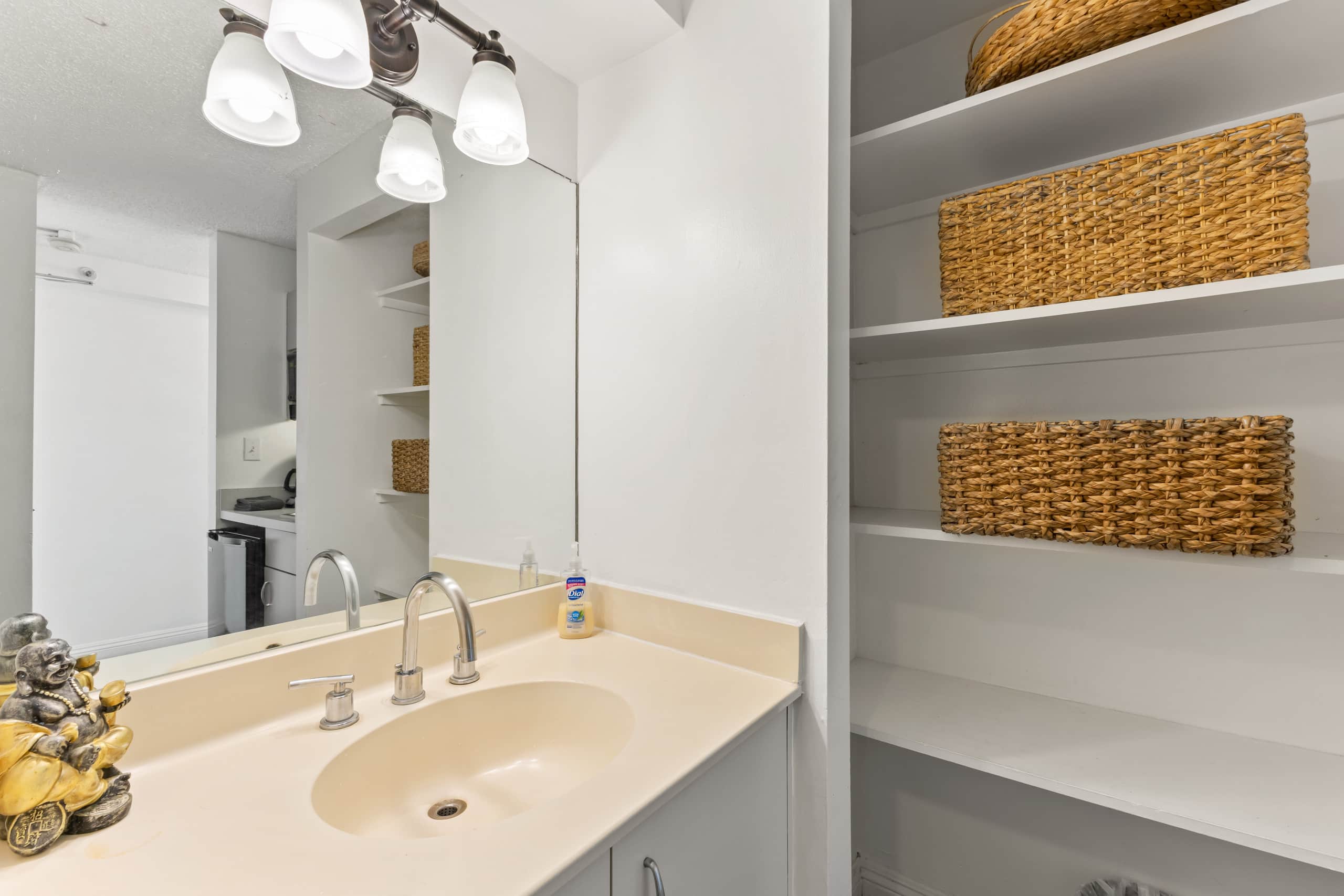 Condo in Honolulu · ★4.61 · Studio · 1 bed · 1 bath - Image 21