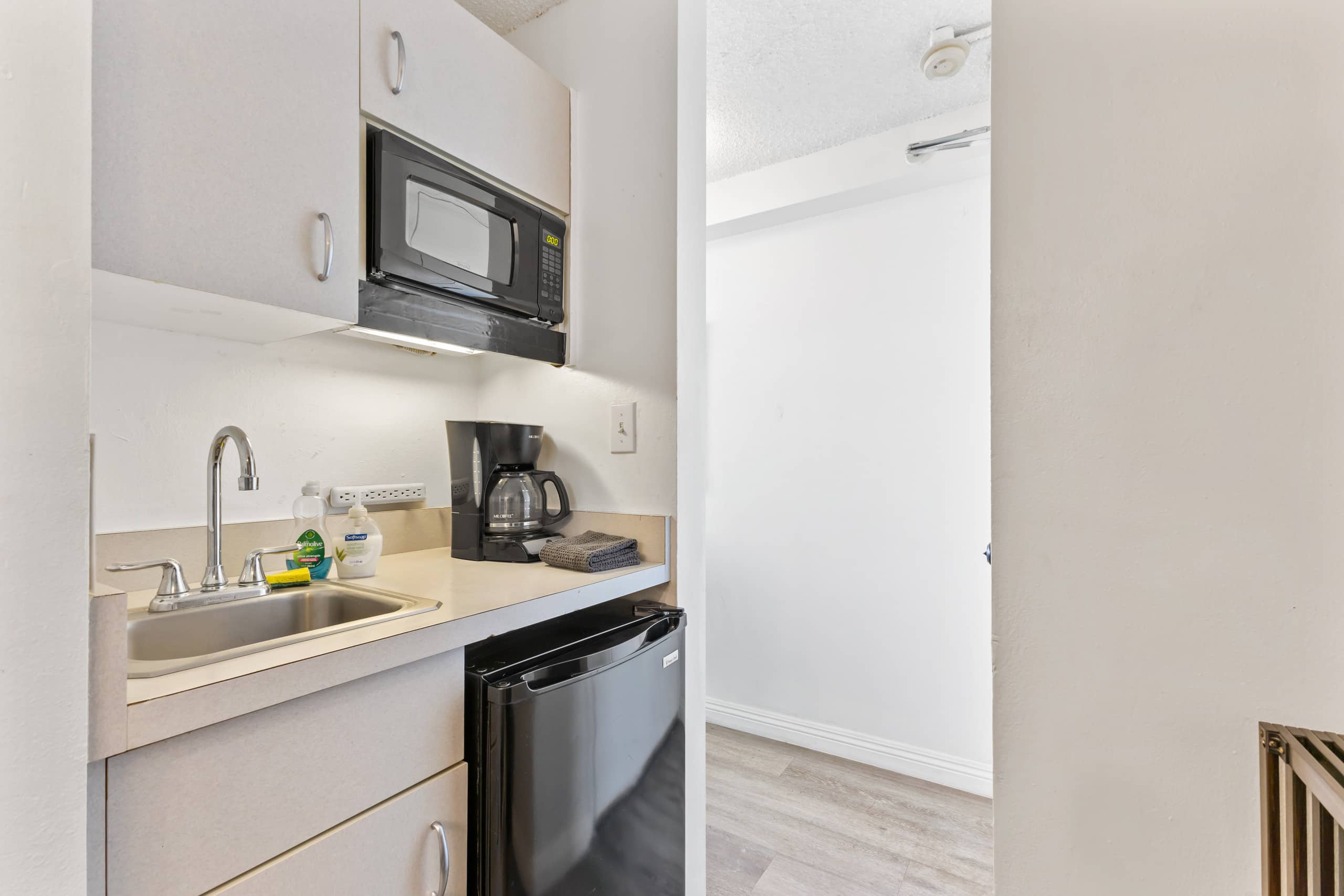 Condo in Honolulu · ★4.61 · Studio · 1 bed · 1 bath - Image 4
