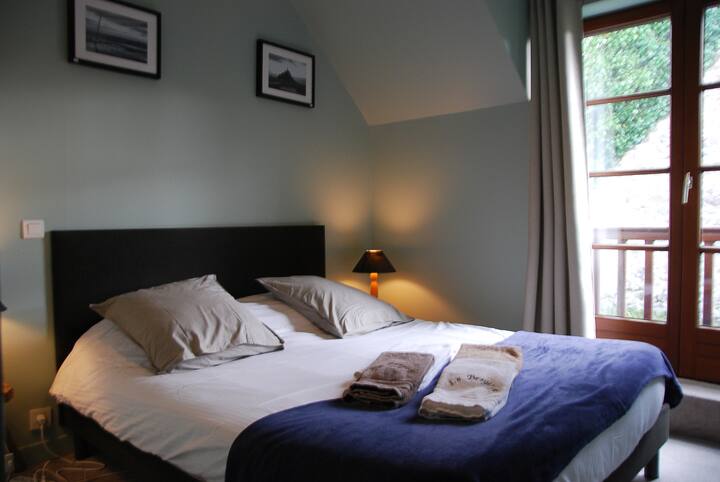 Habitación con cama doble grande