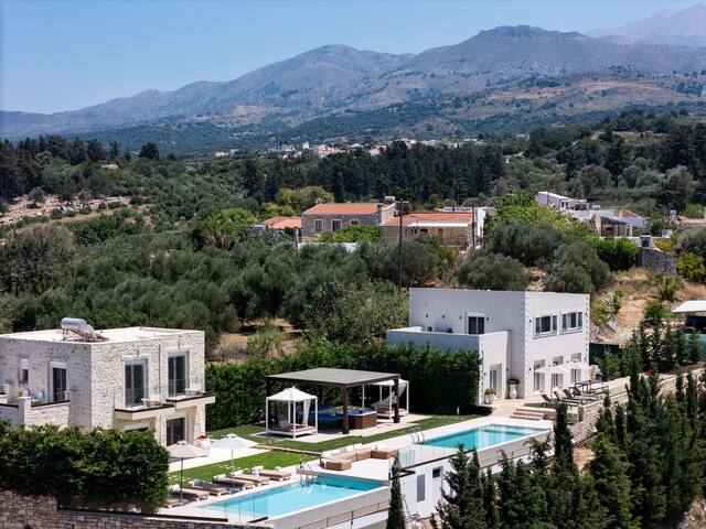 Two private pools, hot tub, nature views! gallery image 4