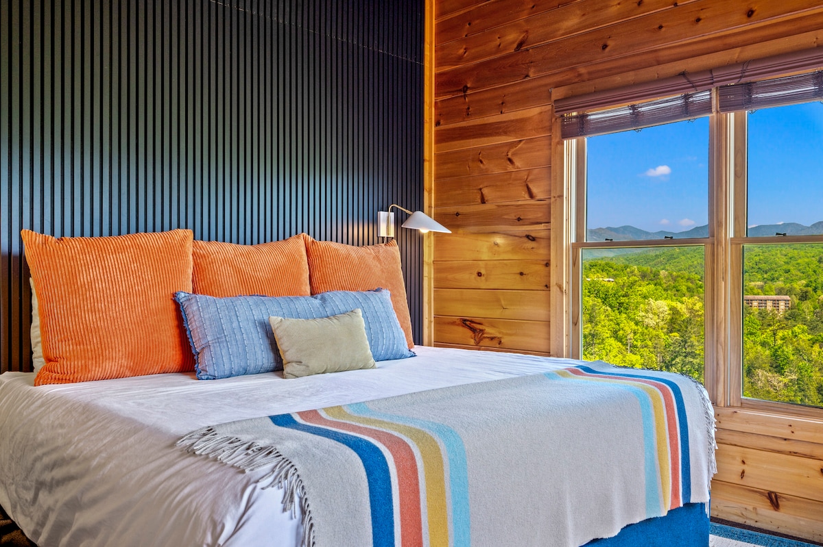 Замислете да го започнете денот во луксузен брачен кревет, сместен во мека, плишана постелнина. Додека ги отворате очите, ве пречекува неверојатен поглед кон планината од прозорецот. 