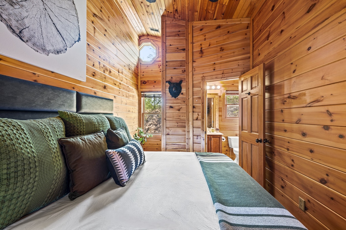 Опуштете се откако ќе го разгледате Гетлинбург во вашиот апартман King Vista, заедно со вашата приватна бања. Опуштете се и гледајте ја омилената серија или филм на  65-инчниот Roku 4K паметен телевизор. Внимавајте на мечките надвор од прозорецот на спалната соба -видовме неколку! 

