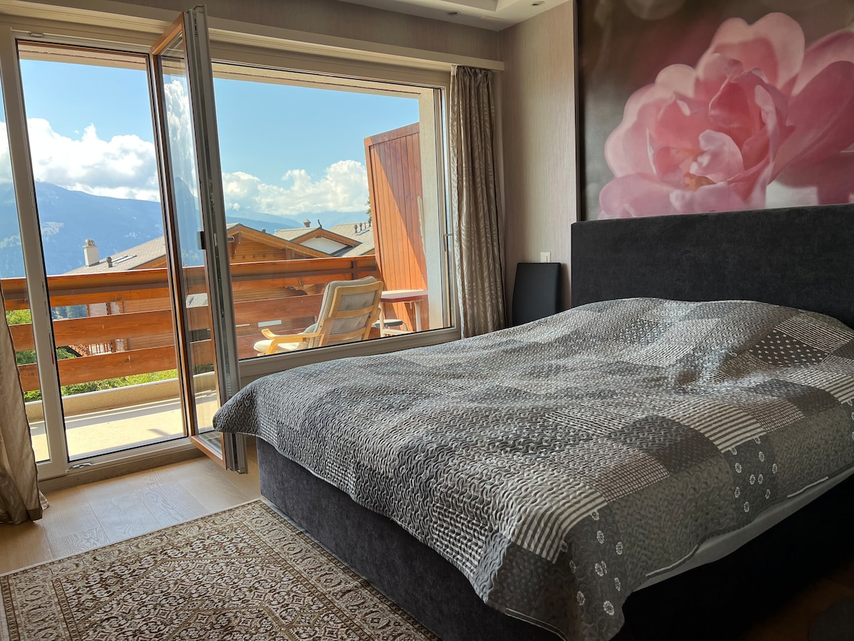 ️ Spavaća soba: ima veliki bračni krevet (180 × 200 cm), rasvjetu koja se može zatamniti i romantični cvjetni mural koji stvara ugođaj.