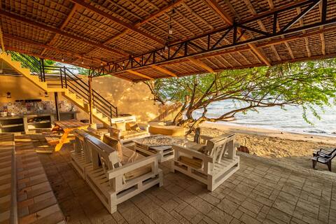 Anna's Ocean View Place / Beachfront Home