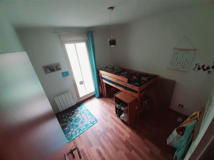 Chumba cha watoto kilicho na kitanda kimoja cha roshani. Uwezekano wa kuweka godoro la pili chini ya kitanda au chumbani