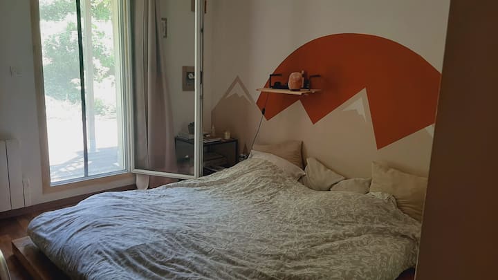 Chumba kikuu cha kulala chenye kitanda 180 x 200 karibu na sakafu