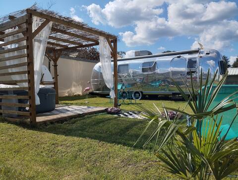 VintageUSA Caravan
(Hot tub year-round access)
