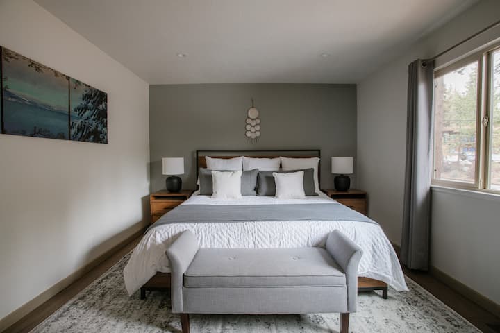 חדר שינה ראשי מרווח עם מיטת קינג סייז, חדר ארונות וחדר לפריש מזרון יוגה.