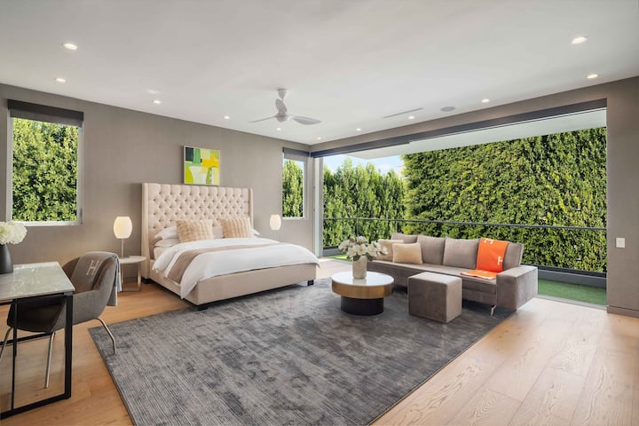 HLAVNÁ SPÁLŇA: manželská posteľ, vlastná kúpeľňa, šatník, terasa. Smart TV, krb, bar, kávovar.