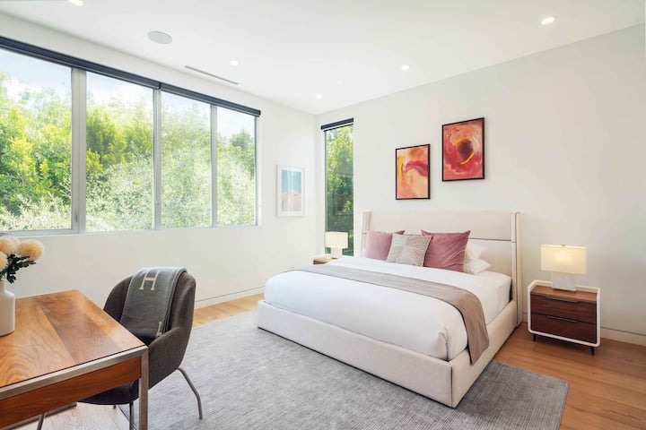 SPÁLŇA 5: MANŽELSKÁ POSTEĽ, VLASTNÁ KÚPEĽŇA, SKRIŇA, INTELIGENTNÝ TELEVÍZOR. 