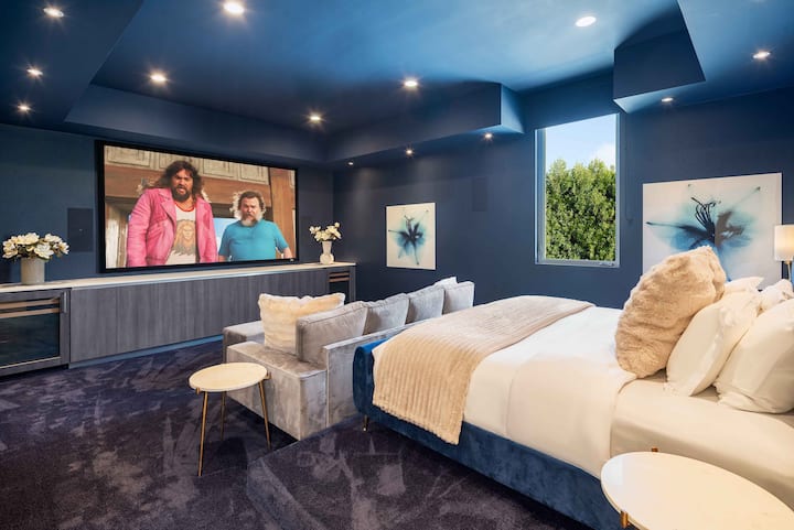 FILMOVÁ MIESTNOSŤ / SPÁLŇA 7: s MANŽELSKOU POSTEĽOU KING. 
Manželskú posteľ je možné premeniť na 2 samostatné postele.
*Žiadna pripojená kúpeľňa.
