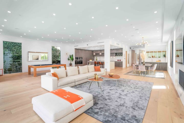 Villa Pasha by LuxJB | 16 Guest I 8 Bed Cinema Gym gallery image 4