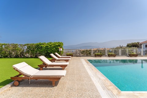 The House of Gratitude - Poolside Retreat