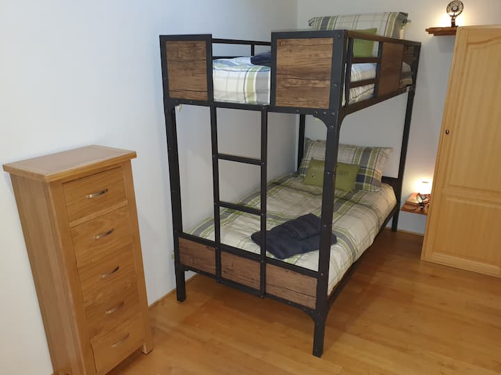 26 - Chumba cha 3 cha kulala na Kitanda cha Bunk cha Viwanda, WARDROBE & Tallboy Chest of Drawers