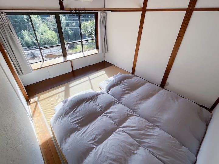 日当たりの良い2〜3人部屋です。