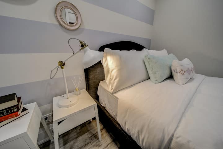 The Bye, Felicia Suite - Mississauga