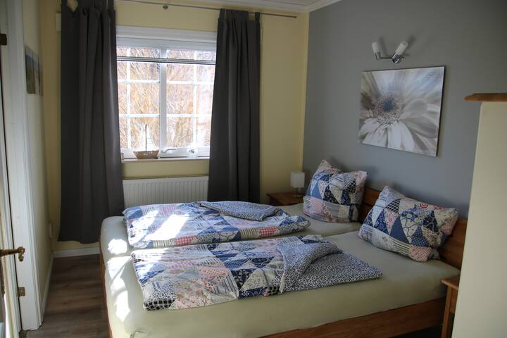 ห้องนอน 1 พร้อมเตียงคู่
Blackout and also insect repellent colloia.