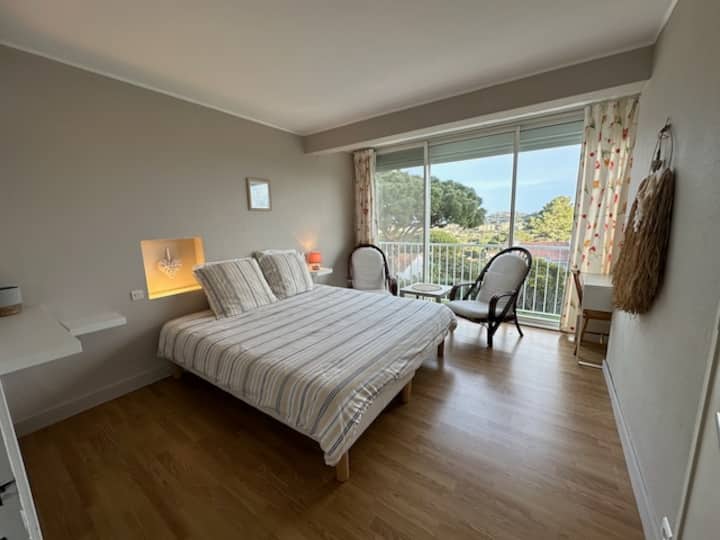 Chumba cha kulala cha wazazi kwenye ghorofa ya 1 na mwonekano wake wa Ghuba ya Cavalaire, hadi kwenye mnara wa taa wa Éle du Levant.