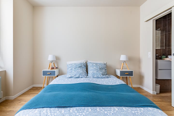 Non-contractual photo