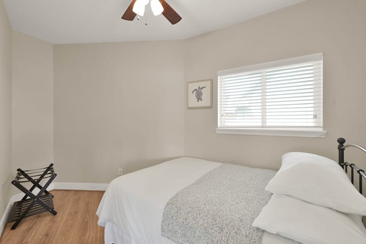 Chumba hiki cha kulala chenye starehe kina kitanda chenye starehe cha watu wawili, mashuka laini na mitindo ya amani-kamilifu kwa ajili ya kulala vizuri usiku baada ya siku moja ziwani. Rahisi, maridadi na iliyoundwa kwa ajili ya mapumziko na mapumziko.
