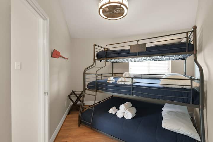 Chumba cha 3 cha kulala kina ghorofa ya kipekee yenye ghorofa tatu iliyo na kitanda cha malkia, cha watu wawili na pacha, kinachofaa kwa familia au makundi. Ni sehemu ya kufurahisha na inayofanya kazi iliyoundwa kwa ajili ya kumbukumbu za starehe na safari ya ziwani.
