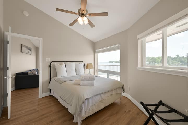 Chumba cha 2 cha kulala kina kitanda chenye starehe, meza moja ya mwisho, kabati la kujipambia na televisheni ya skrini tambarare inayofaa kwa ajili ya kupumzika baada ya siku ukiwa juu ya maji. Rahisi, maridadi na iliyoundwa kwa ajili ya starehe.
