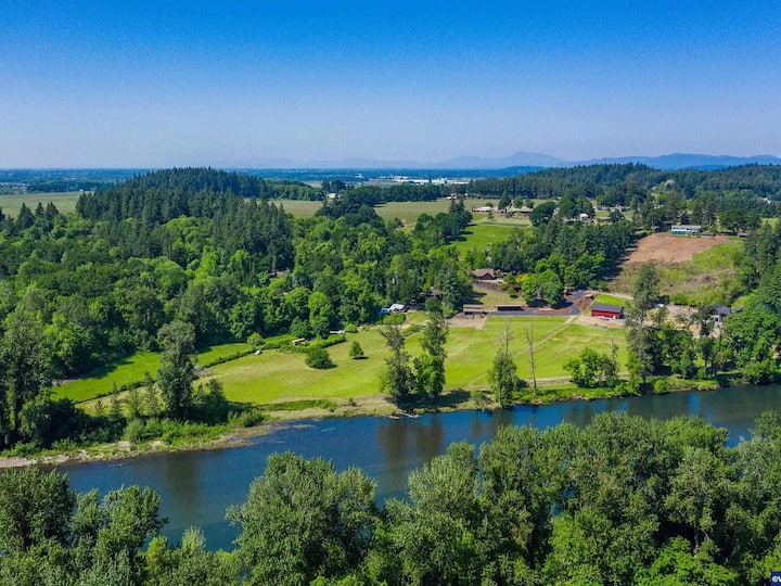 Luxurious Log Home Retreat on the Santiam River