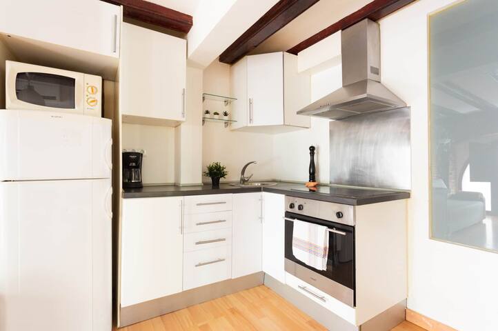 Great 2-Bedroom Apt for 4ppl- Beach & Las Ramblas! gallery image 5